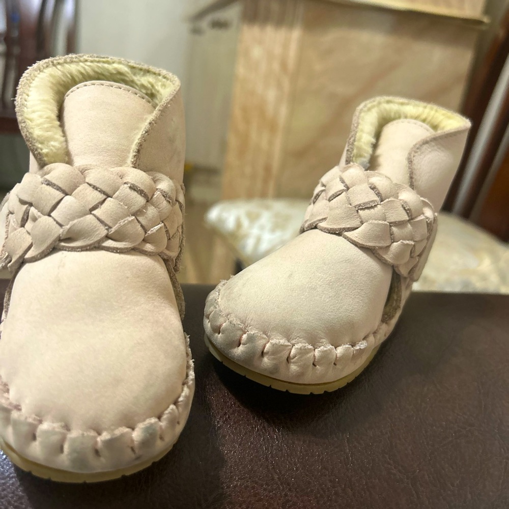 Baby boots 18-24 months. Made with leather, faux fur and rubber